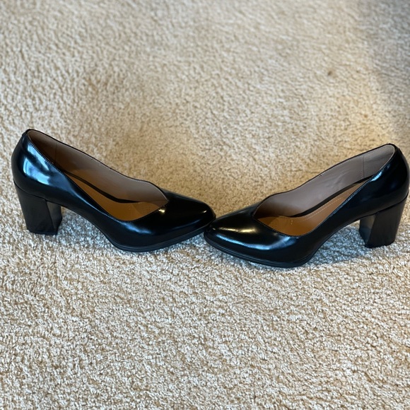 Clarks Artisan Black leather pumps. Size 9. - Picture 4 of 5